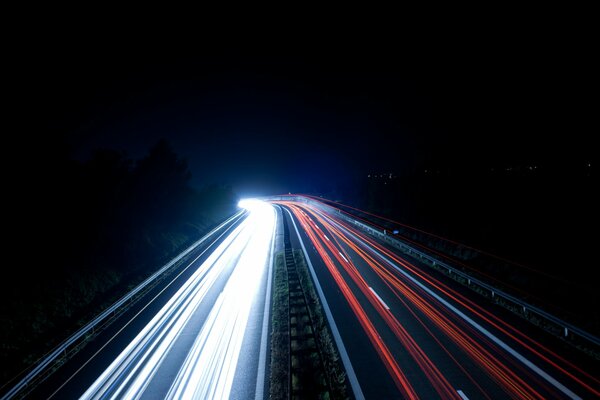 Размытый свет машин на ночной дороге