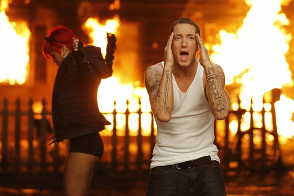 Cantante Eminem sullo sfondo del fuoco con la cantante rihanna