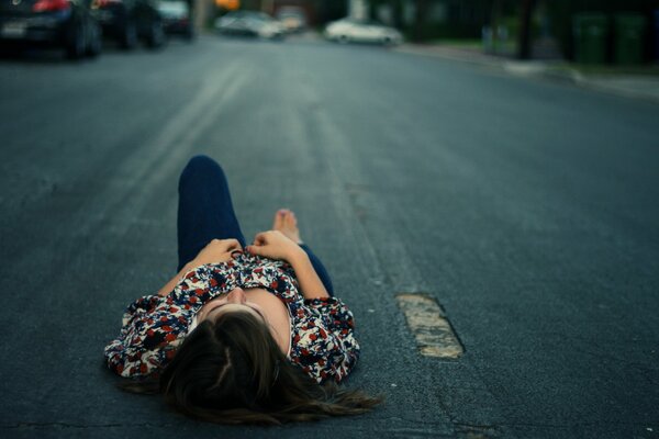 La jeune fille se trouve sur le trottoir