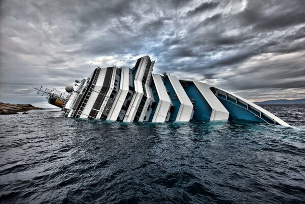 Naufragio de un transatlántico en alta mar