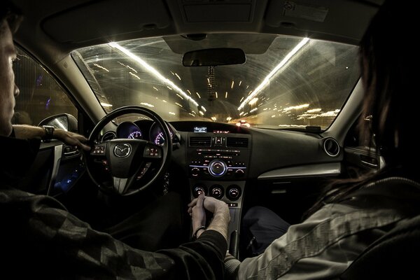 Ein Mann und ein Mädchen fahren in einem mazda-Auto