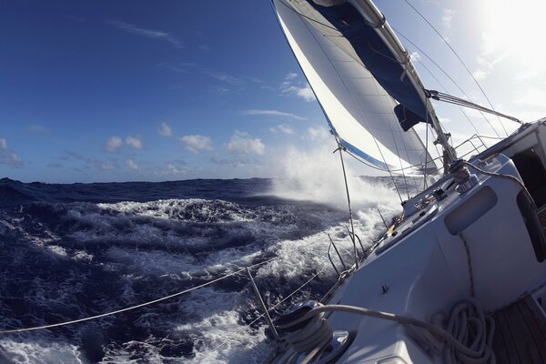 Yate en el mar en las grandes olas