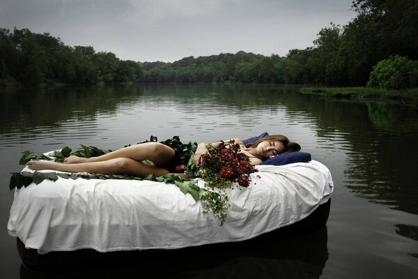 Ragazza sul materasso ad aria che galleggia sul lago