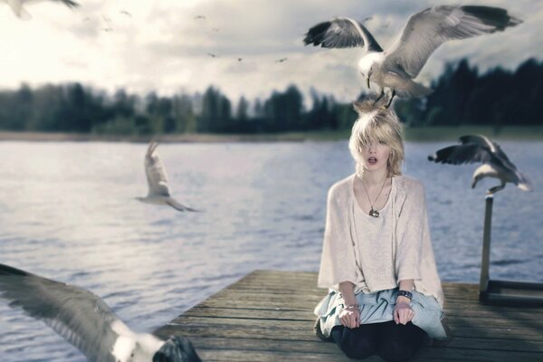 Une simple photo de la jeune fille et les oiseaux