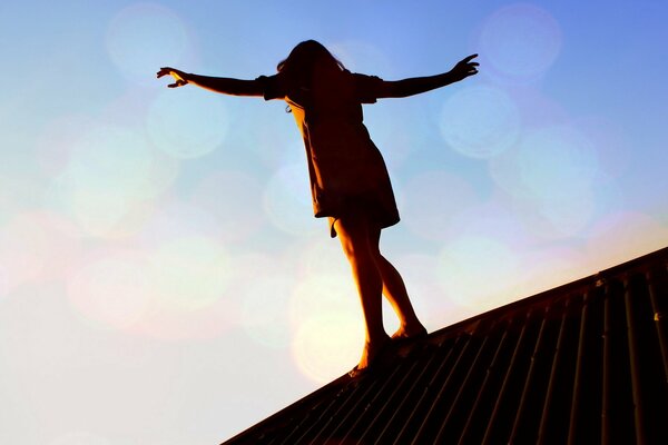 La ragazza sul tetto mantiene l equilibrio