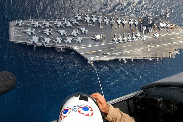 Fotografía de un avión de portaaviones en el océano