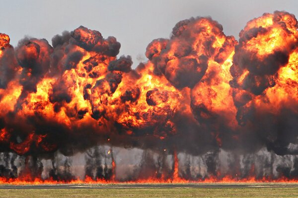 Das grüne Feld wurde von einer riesigen Explosion und einem Feuer erfasst