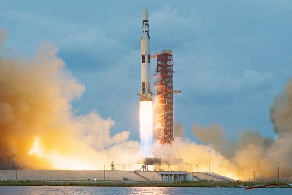 Lanzamiento del cohete desde el puerto espacial. Humo, fuego, despegue