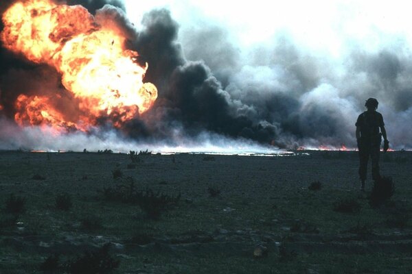 Explosión en el cielo junto a soldados