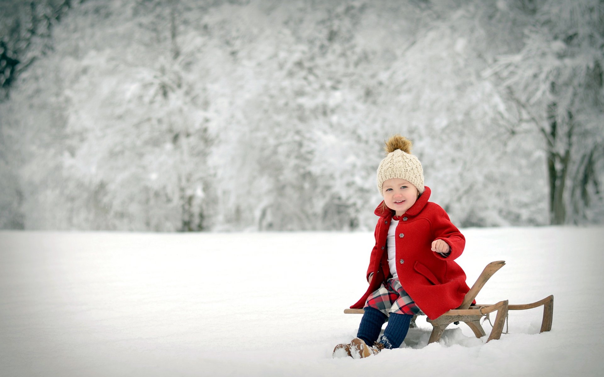 mädchen schlitten winter stimmung