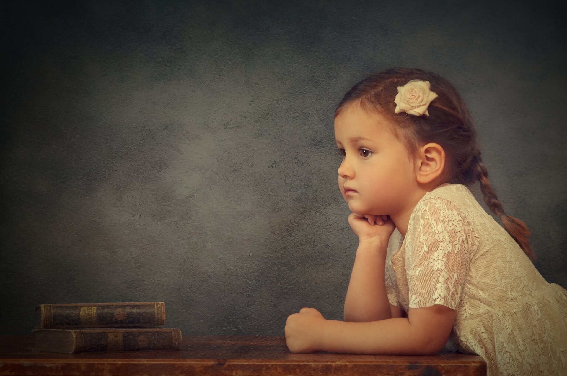 niña libros rosa melancolía estado de ánimo