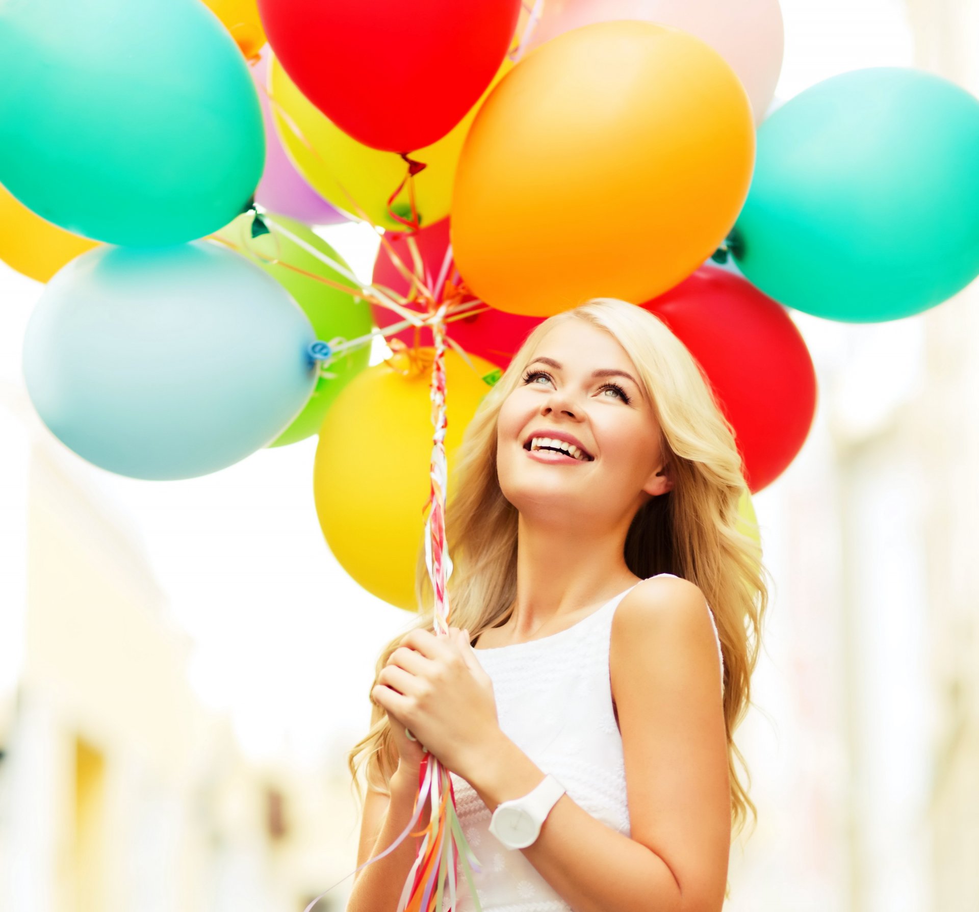 felice ragazza donna palloncini sorriso gioia felicità palloncini