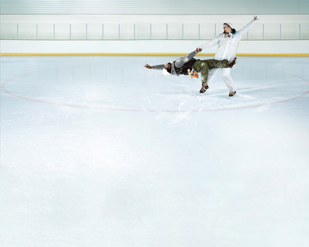 la glace les patineurs de travail de l humour de la danse