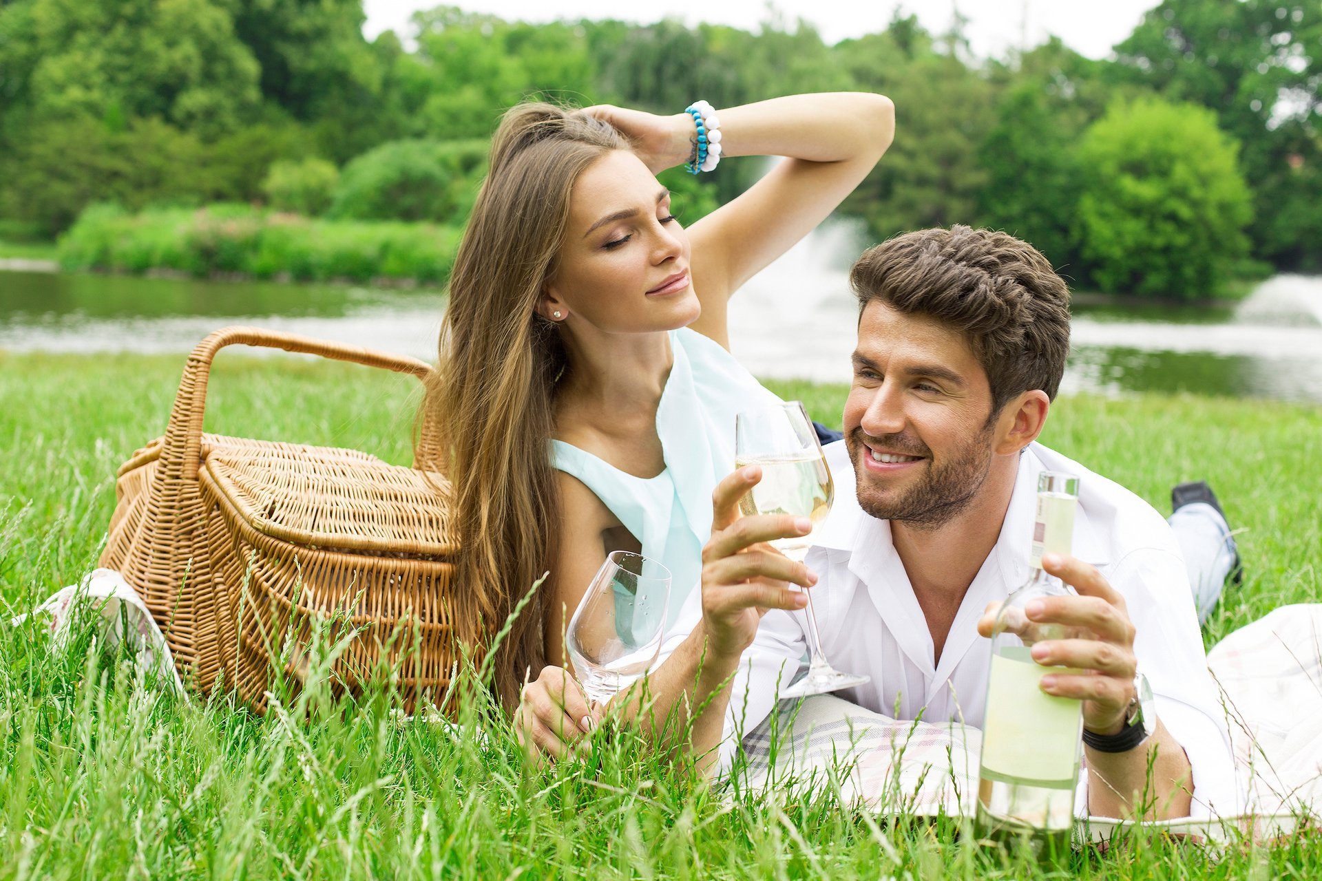 natur gras korb gläser wein freund mädchen paar liebhaber