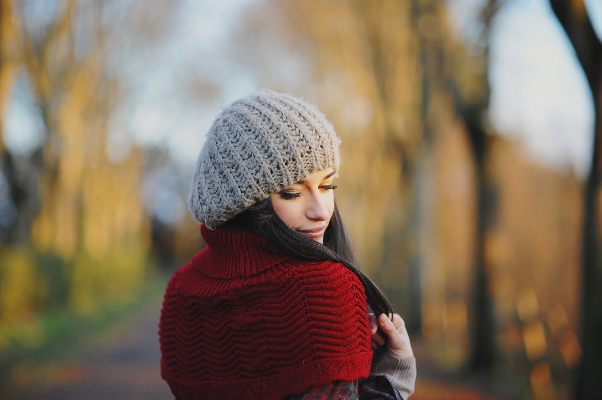 la jeune fille l automne le regard les cils le visage une casquette attache veste