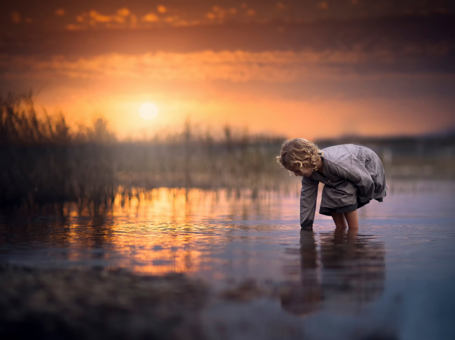 ragazza acqua riflessione sole