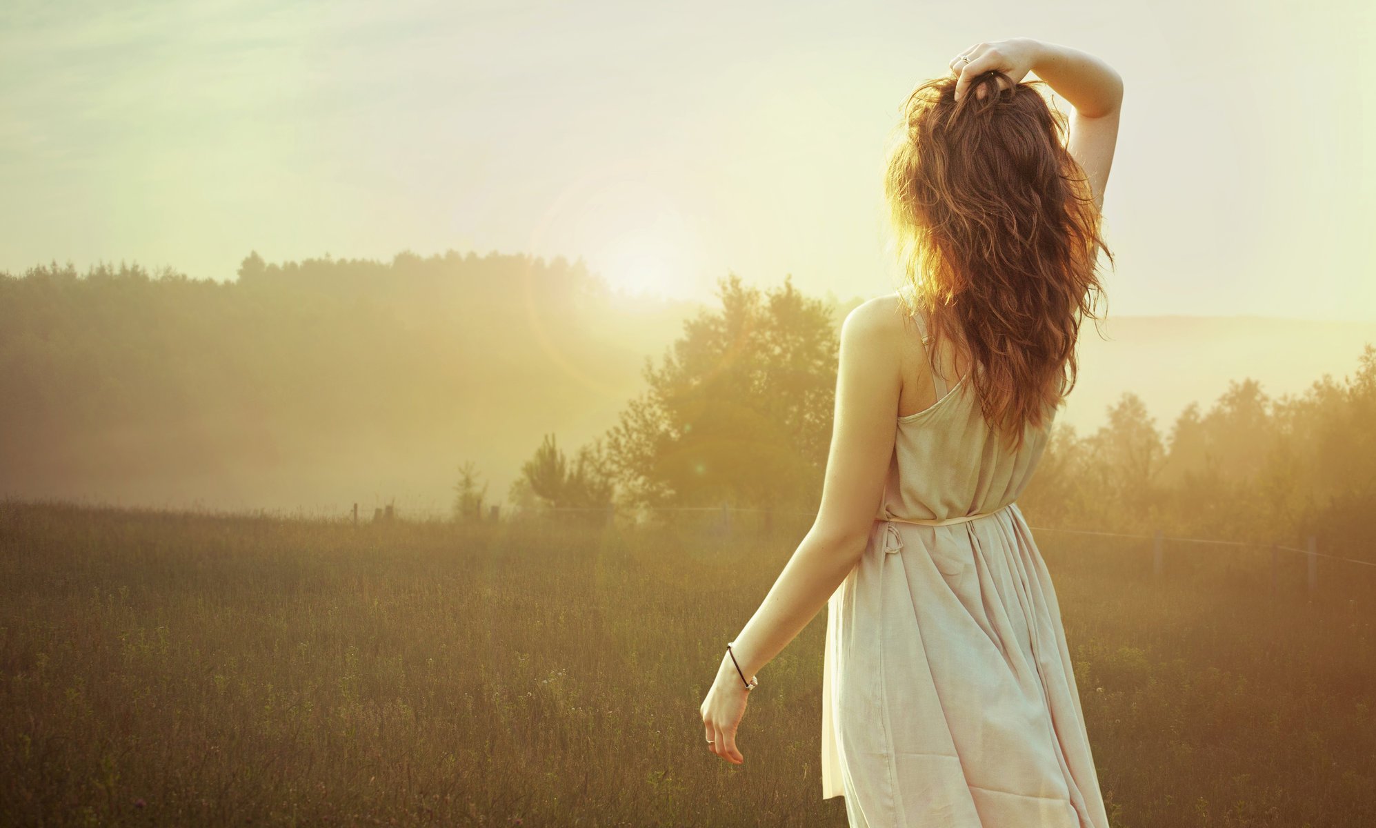 ragazza mattina schiena dai capelli neri braccialetto nebbia