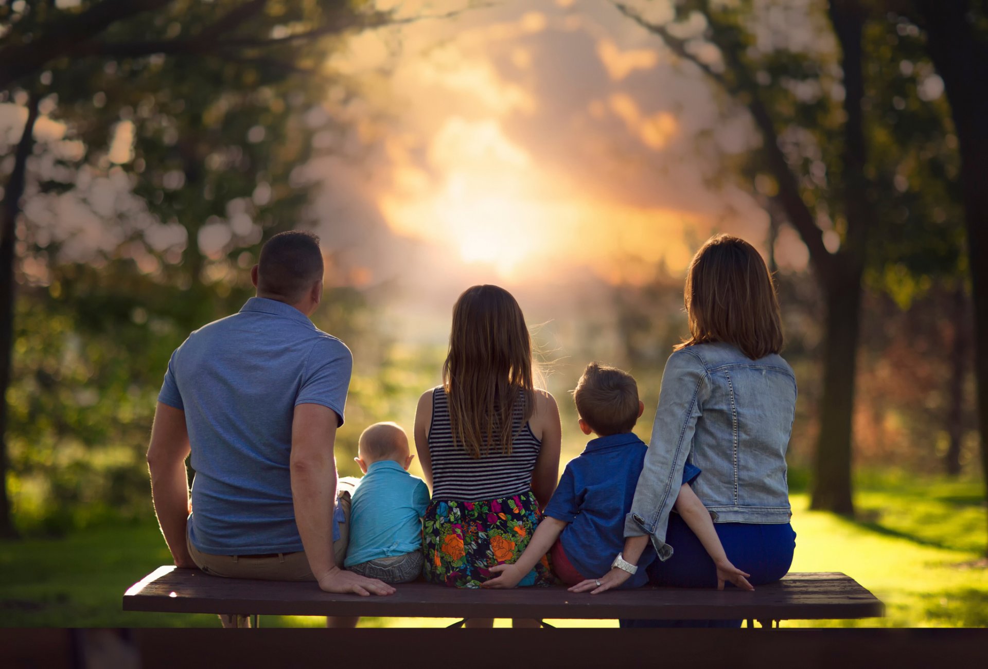 familie kinder eltern bank sonnenuntergang