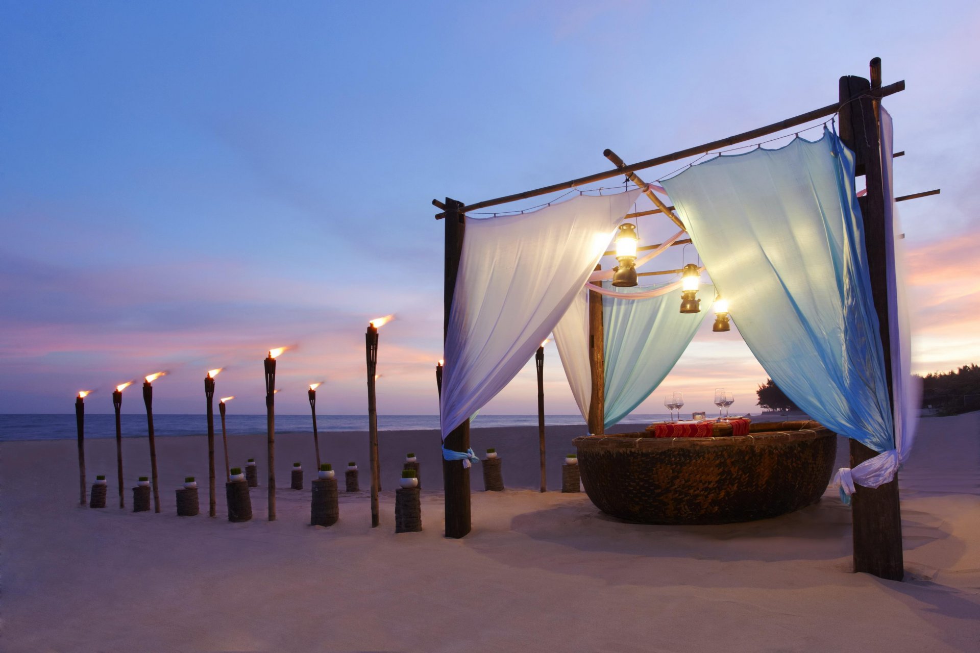 sera spiaggia cena torce oceano romanticismo tramonto romantico visualizza