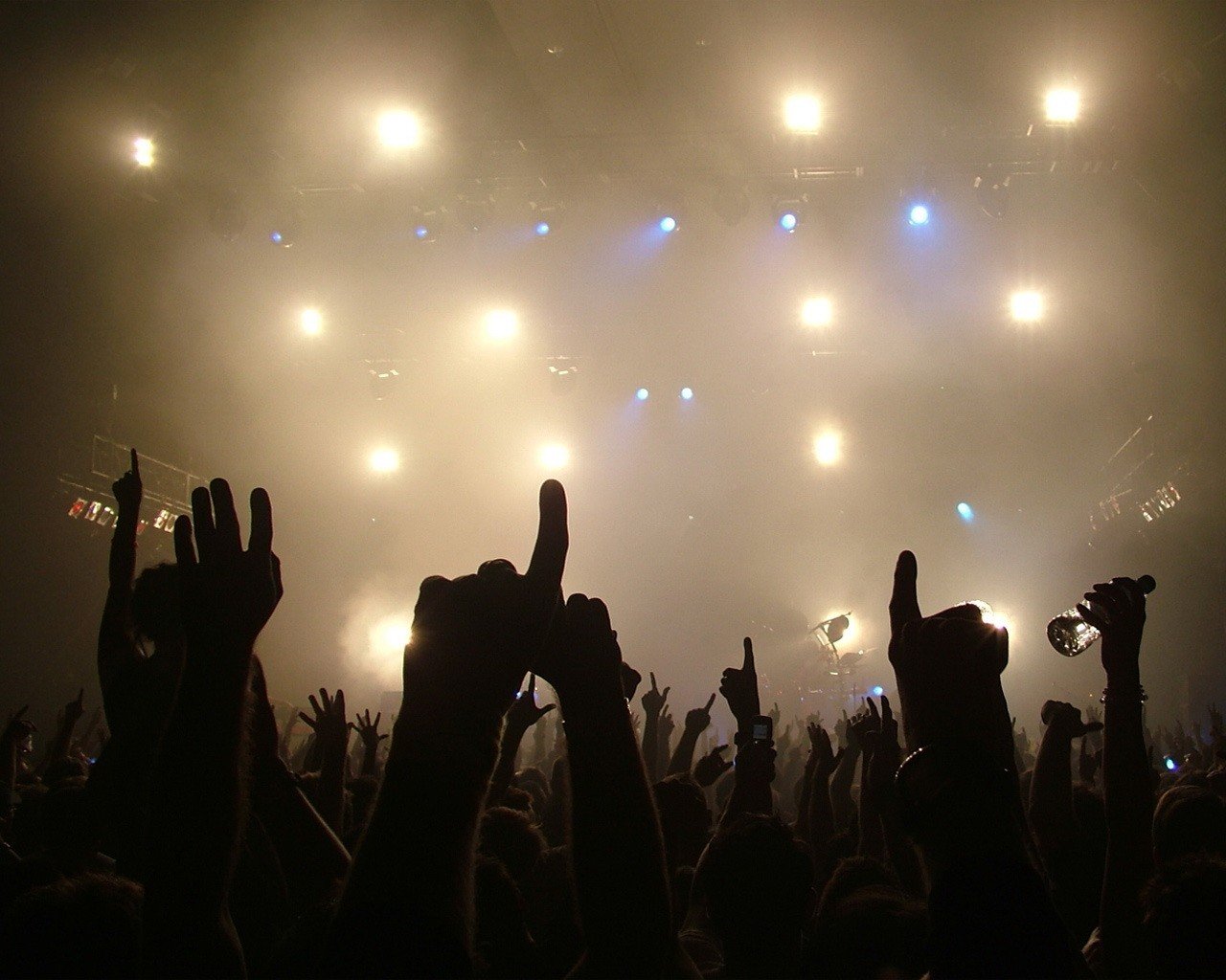 le concert les mains la lumière la musique