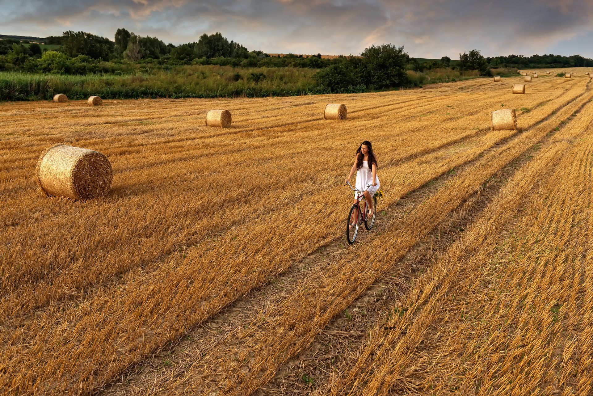 feld heu himmel wolken straße fahrrad mädchen zu fuß heu rennrad