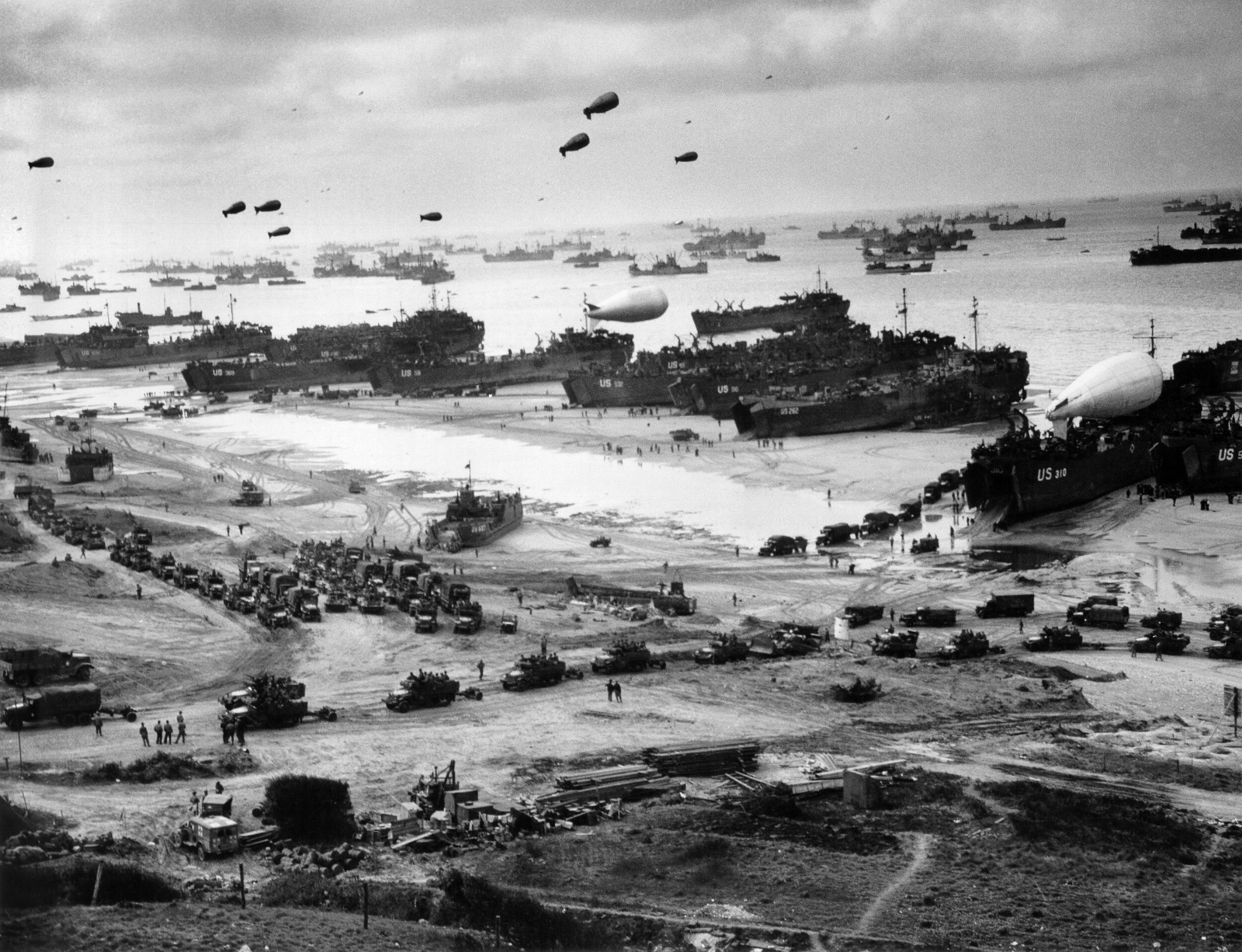 landing in normandy world war black and white