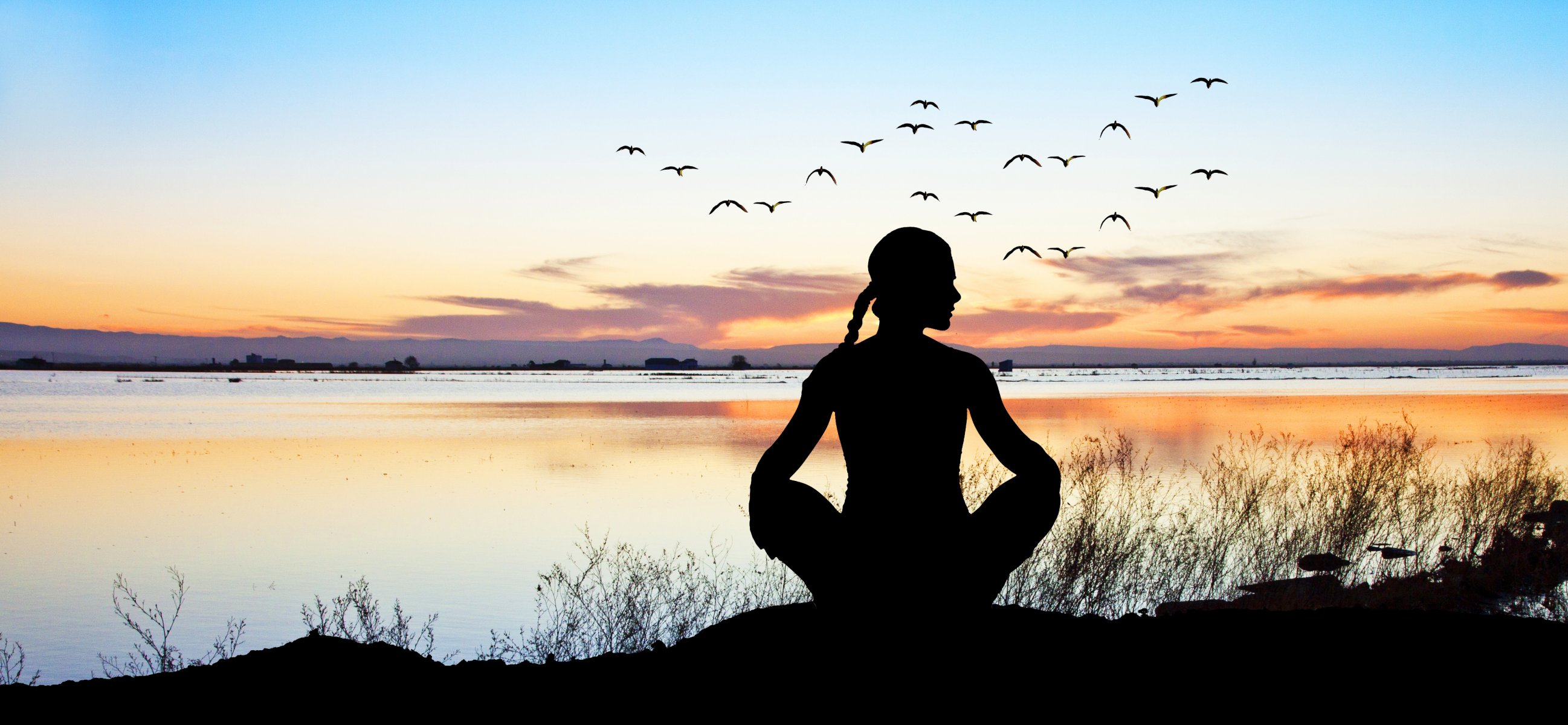 yoga de se détendre sont coucher de soleil