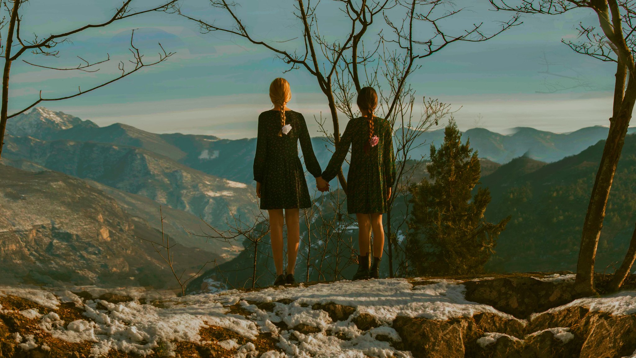 toque niñas coletas pareja paisaje vista montañas altura no nos alcanzarán