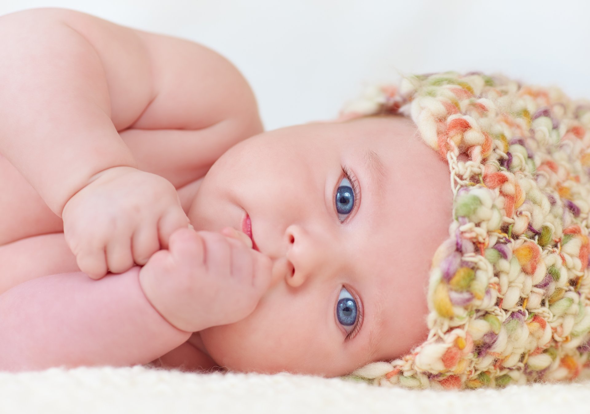 bebé niño bebé cara ojos azul mirada gorro