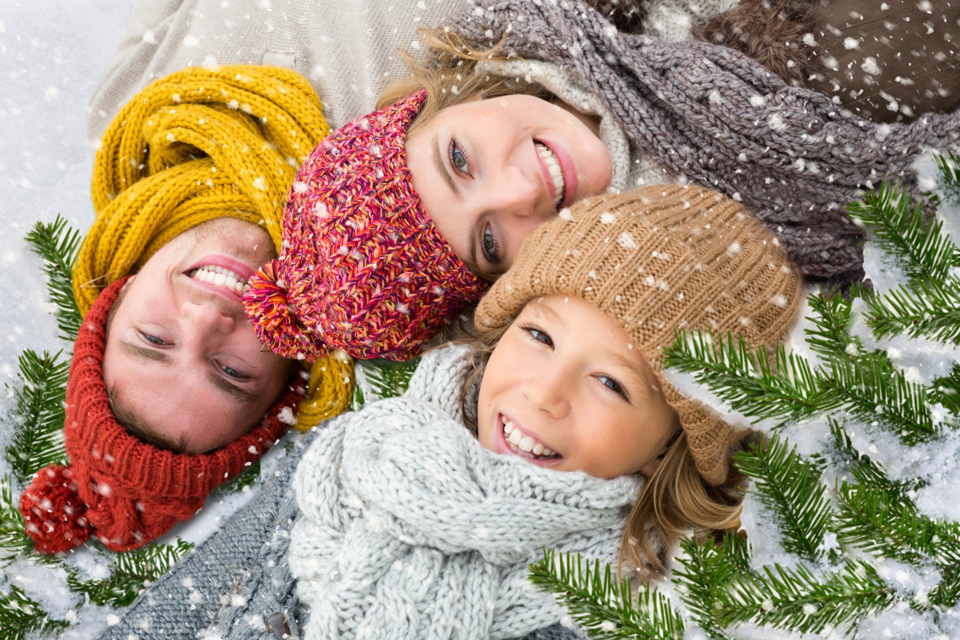 neujahr urlaub familie winter schnee tanne zweige lächeln