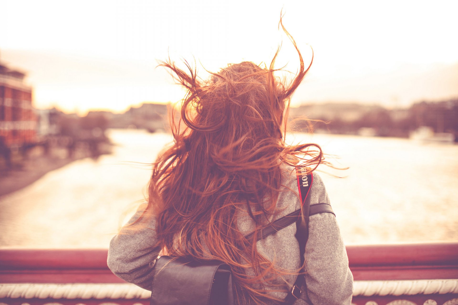 giornata ventosa a londra ragazza capelli città vento