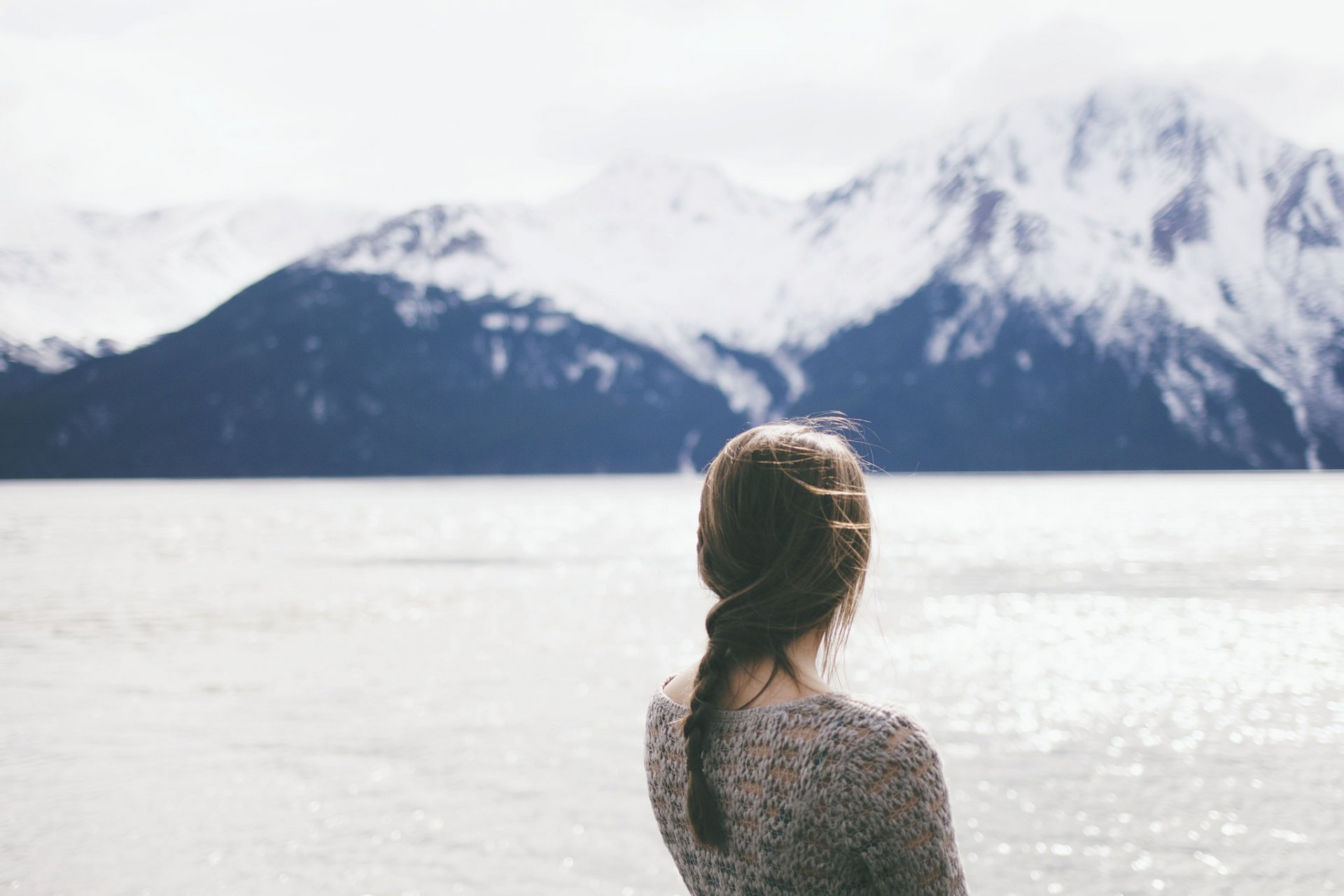 ragazza acqua montagne treccia treccia vento