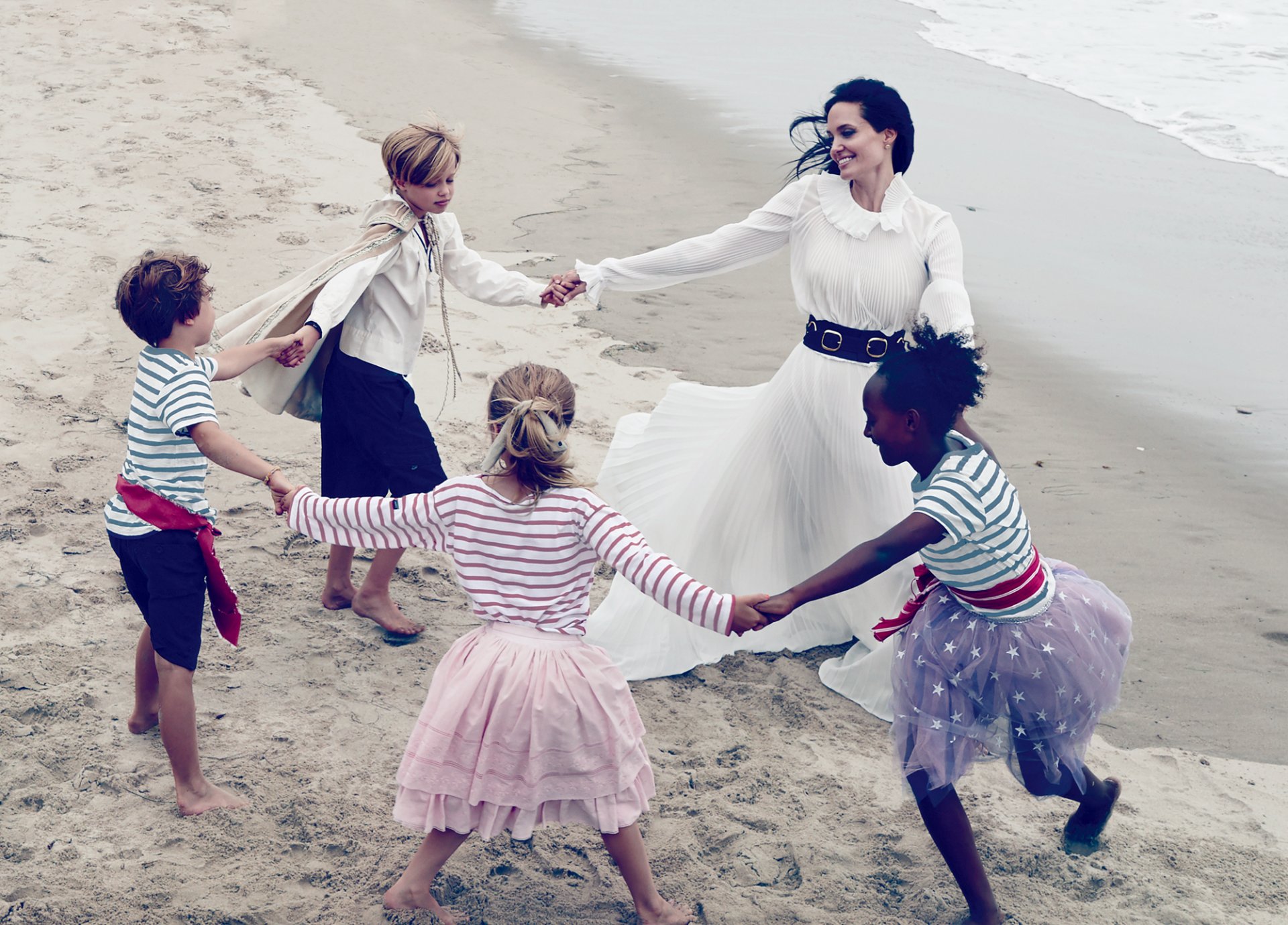 angelina jolie schauspielerin brünette in weiß kleid kinder spaß tanz meer sand ufer mode 2015 annie leibowitz