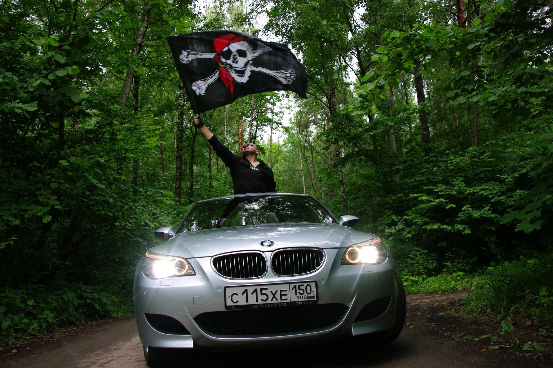 bmw les pirates le drapeau