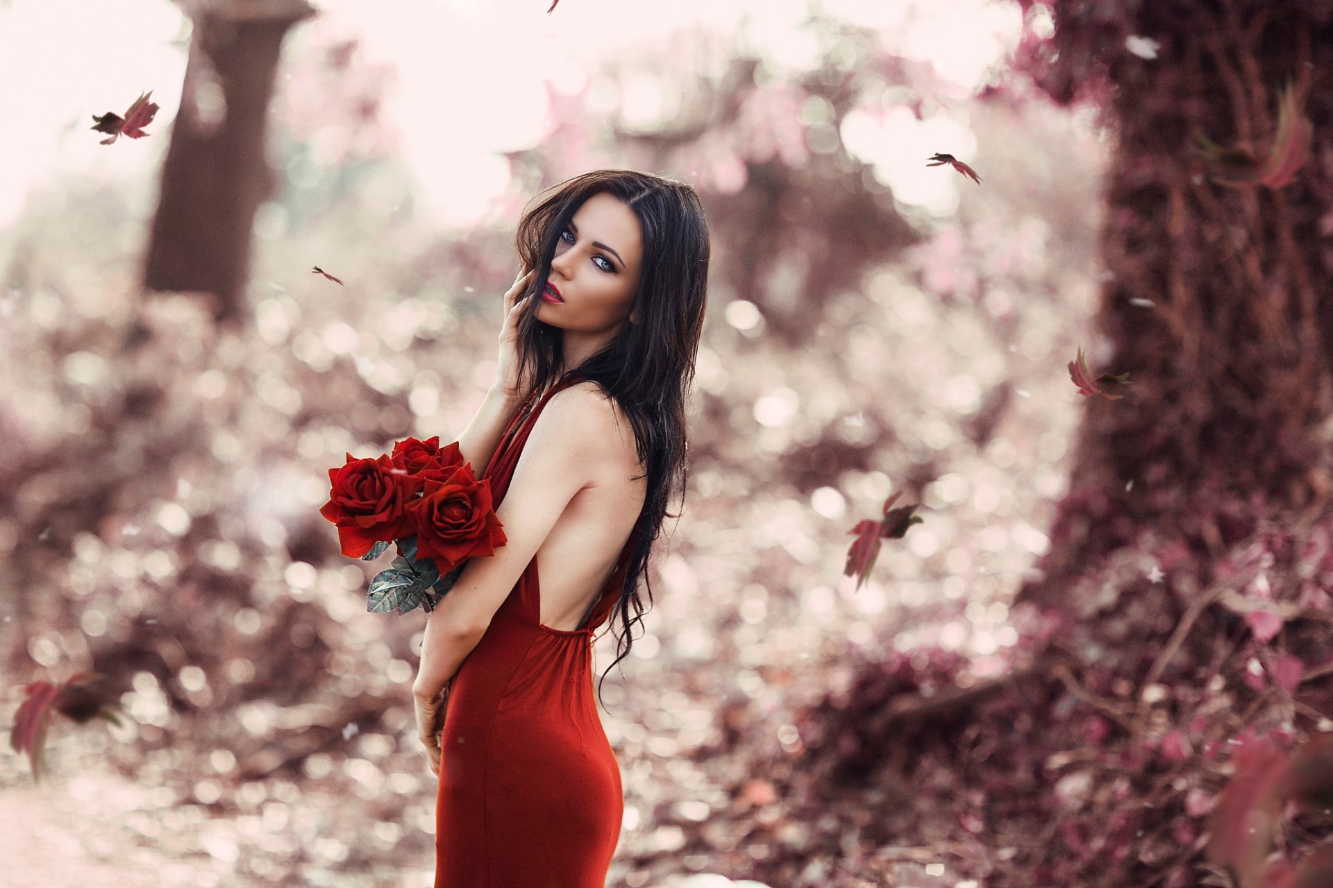 rosa roja vestido rojo rosas rojas chica ramo otoño hojas maquillaje alessandro di cicco