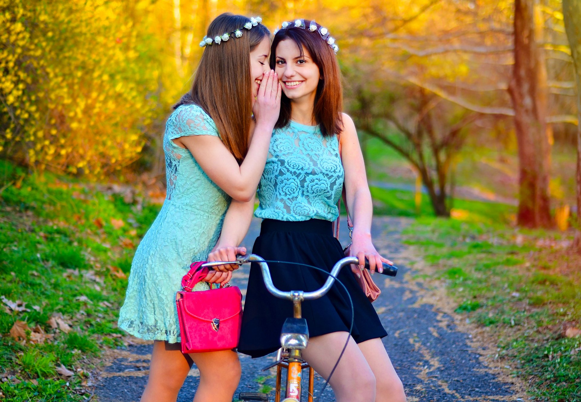 bicicleta bulgaria cekim moda chica ikoseomer modelo portre hermanas sonrisa primavera gemelos