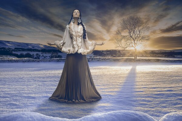 Hermosa mujer del Norte en un campo cubierto de nieve