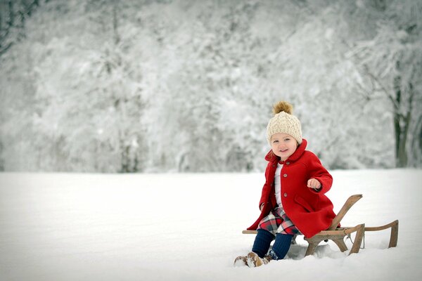 Lumineuse la petite fille au fond de la forêt d hiver