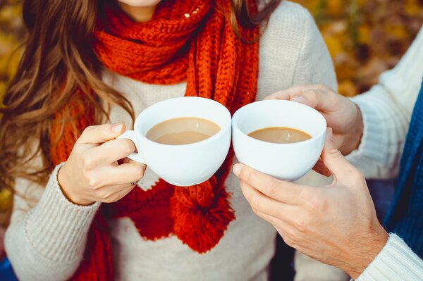 Zwei Menschen trinken im Herbst Kaffee