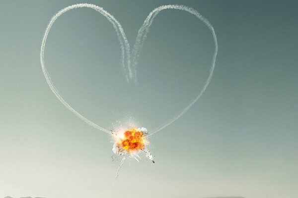 Explosion dans le ciel en forme de coeur