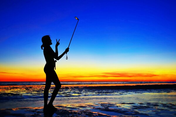 Tramonto sul mare. Ragazza. Selfie