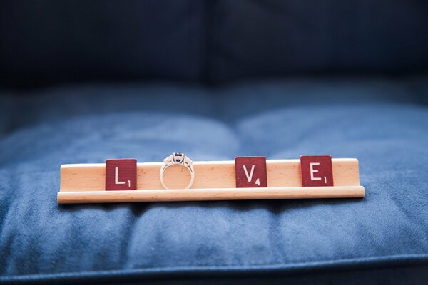 El anillo se encuentra bellamente en lugar de la letra en la palabra amor