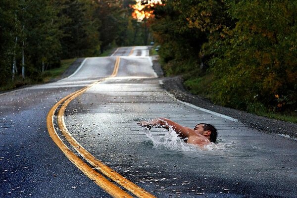 Asphaltstraße mit Markierung. Ein Schwimmer schwimmt