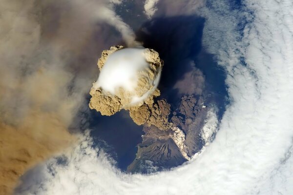 Une forte explosion d un volcan beau