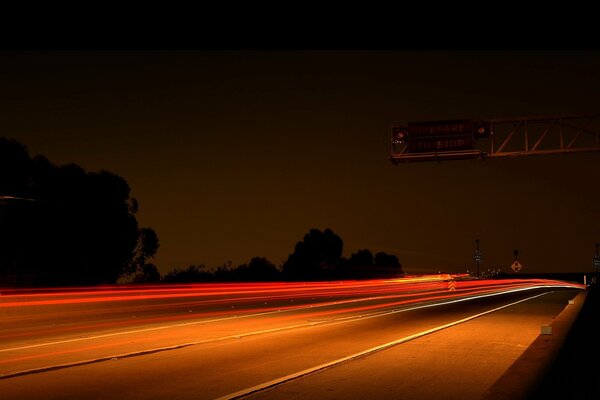 Autopista. Luces de carretera nocturnas