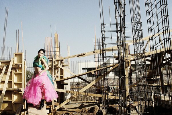 Femme en costume de danse sur le chantier de construction