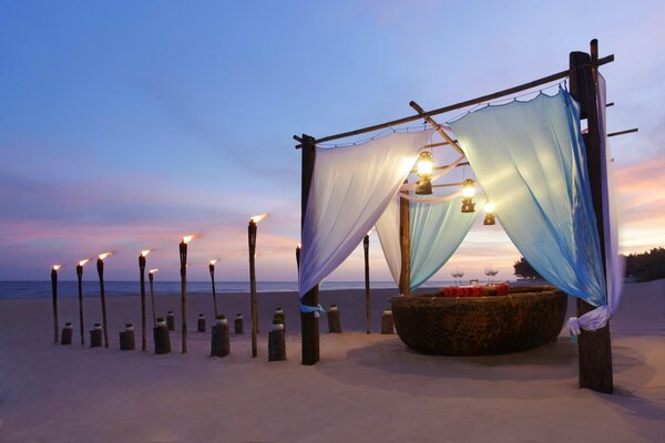 Романтичный интерьер для ужина на пляже