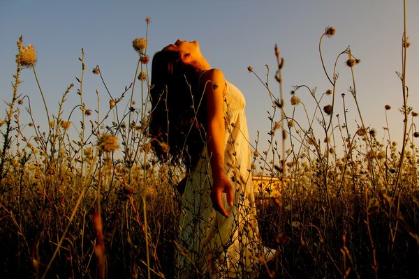 Chica en el campo al atardecer