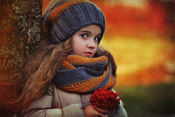 Das Mädchen sammelte Beeren und lehnte sich an einen Baum