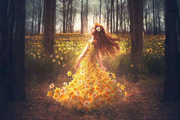 La jeune fille dans la forêt de robe de fleurs sauvages